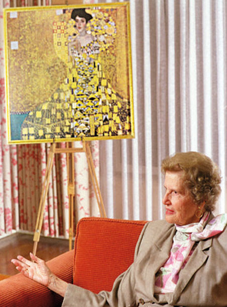 Maria Altmann accanto al ritratto della zia Adele Bloch-Bauer dipinto da Gustav Klimt Maria Altmann accanto al ritratto della zia Adele Bloch-Bauer dipinto da Gustav Klimt