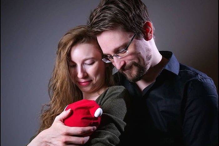 Edward Snowden And His Wife Lindsey Mills Picture Hide Out Now