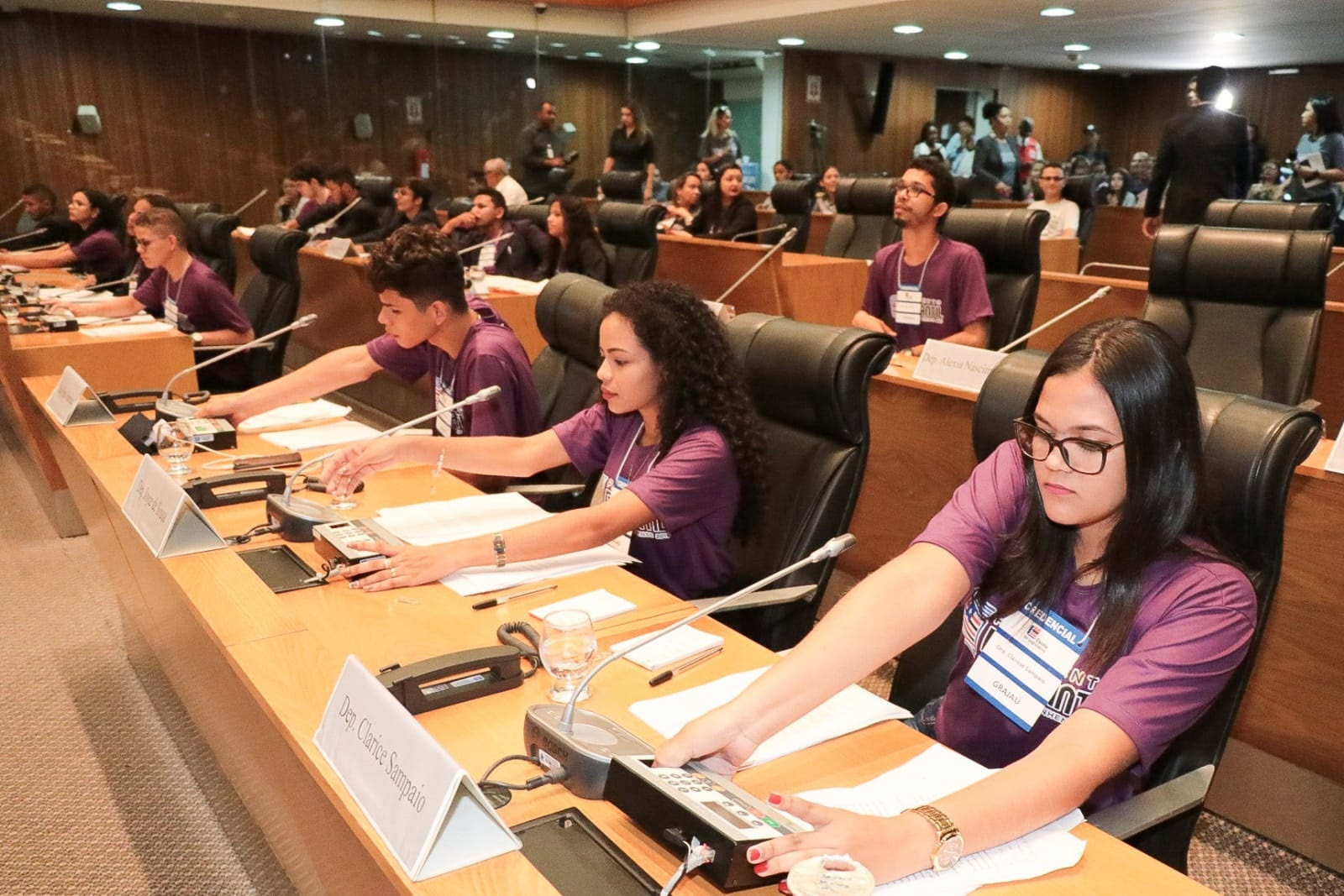 No plenário, os deputados estudantes seguem o rito legislativo e votam nos projetos elaborados pelos participantes 