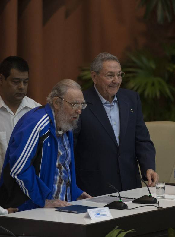 Fidel Castro en la clausura del VII Congreso del Partido Comunista Cuba. Foto: Ismael Francisco/ Cubadebate