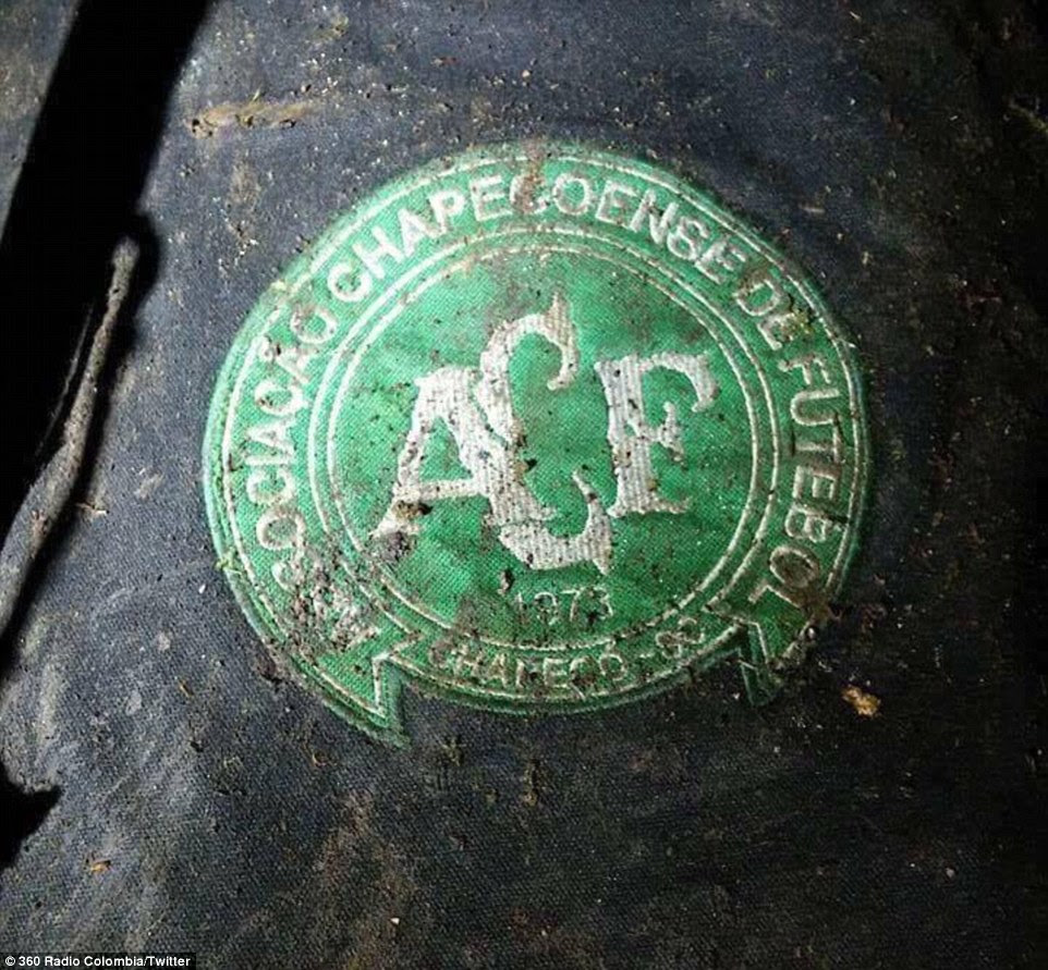 Imagens do site revelam os destroços mutilado do avião e que parece ser uma roupa enlameada com o emblema da equipa de futebol Chapecoense