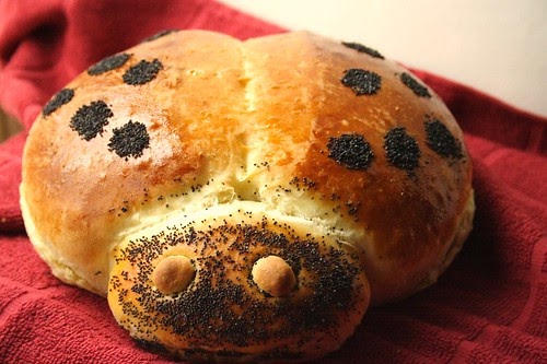 cafe-chocolada-ladybug-bread
