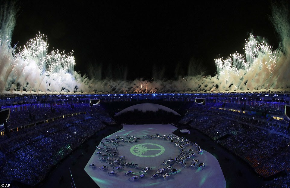 Dançarinos inundou o centro do estádio como espectadores foram brindados com uma impressionante queima de fogos