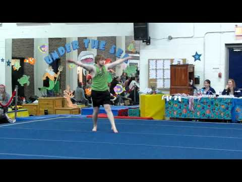 video que muestra a un hombre haciendo gimnasia ritmica