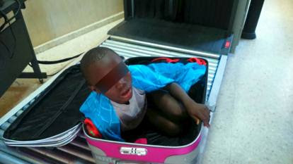 Bimbo di otto anni nascosto in un trolley per passare la frontiera con l’Europa