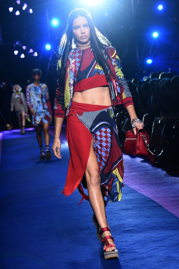 Adriana Lima desfila na semana de moda de Milão (Foto: AFP) Adriana Lima desfila na semana de moda de Milão (Foto: AFP)