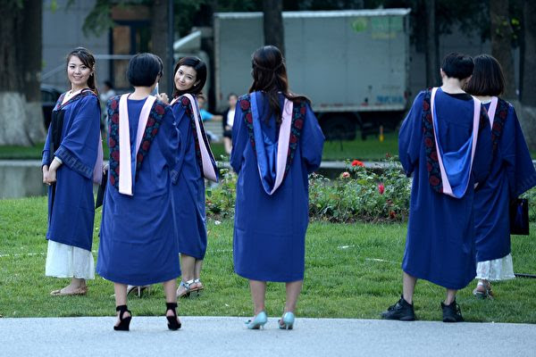 中国大陆狄邦教育管理集团(Dipont Education Management Group)遭离职员工指控涉嫌入学欺诈,要求员工协助学生伪造入学申请文件等,并提供资金给美国顶尖大学合作及邀请招生官到大陆参加活动,支付数千美元不等的津贴或现金。(WANG ZHAO/AFP/Getty Images)