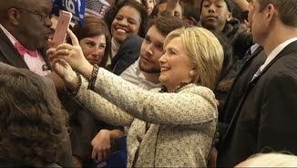 Clinton es fa una "selfie" per celebrar la victòria a Carolina del Sud