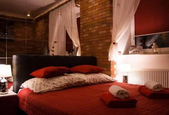 Cracow Jacuzzi Apartments - Red Room