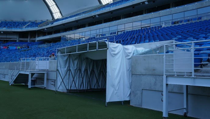 Cobertura do túnel de entrada dos jogadores foi mantida na Arena das Dunas (Foto: Augusto Gomes)