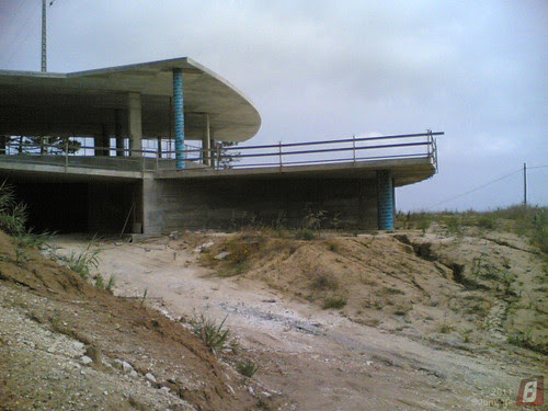 Edifício com esplanada na Serra da Boa Viagem