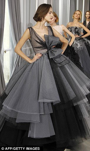 http://i.dailymail.co.uk/i/pix/2012/01/23/article-0-116BE662000005DC-602_306x516.jpg