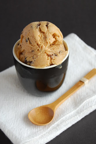 Choc chip salted butter caramel ice cream / Sorvete de caramelo com flocos de chocolate