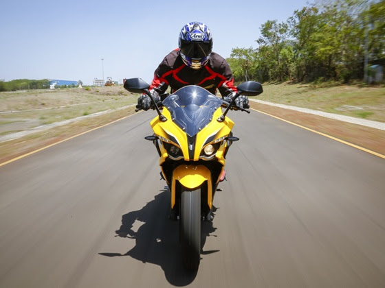 Bajaj Pulsar RS200 front action Bajaj Pulsar RS200 front action