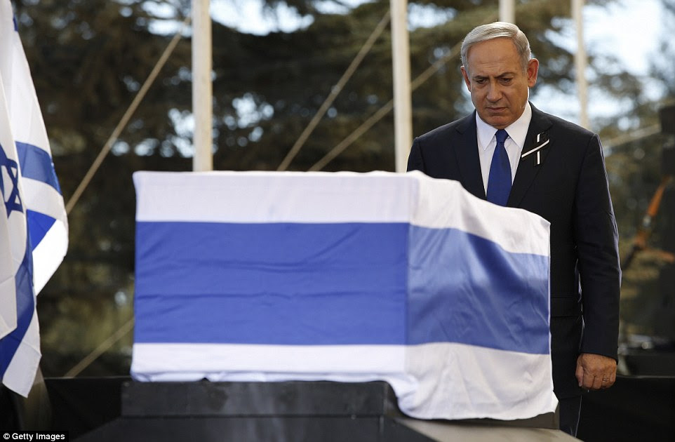 O primeiro-ministro israelense, Benjamin Netanyahu, está diante do caixão depois de dizer: "Ele era um grande homem de Israel; ele era um grande homem do mundo '
