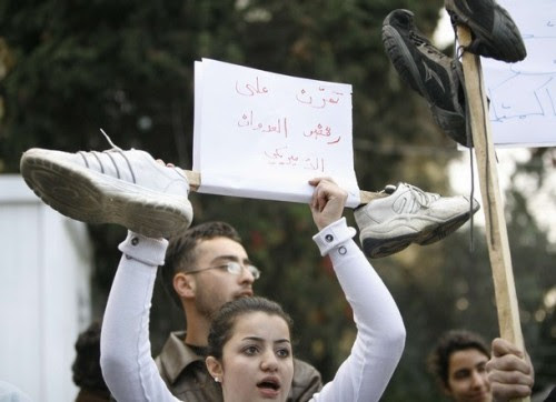 "Practice on rejecting American aggression". REUTERS/ Jamal Saidi   (LEBANON)