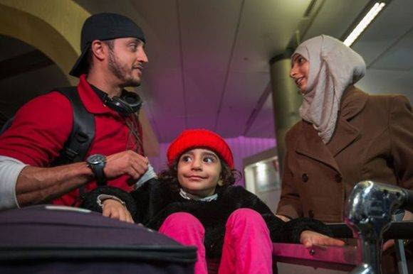 Los yemeníes Saleh Alambri, Samar Alwahiri y su hija Laila Alambri pudieron llegar a EE.UU. tras permanecer varados en Yibuti por la orden presidencial. Foto: AFP.