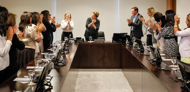 Presidente Dilma Rousseff durante encontro com cantoras e representantes da comunidade evangélica (Foto: Roberto Stuckert Filho / Presidência)
