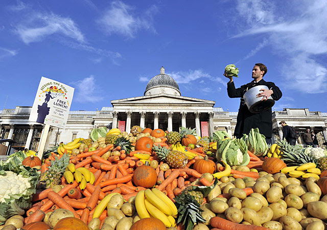 Tristram Stuart, en Trafalgar Square, junto a una montaña de frutas y verduras desechadas. | Feeding the 5.000