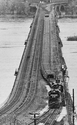 bridge conrail rail rockville welded bobbalew negotiates train