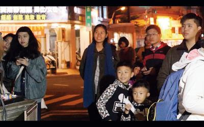台南郡西街上舉辦露天膠捲電影放映,民眾開心地欣賞難得的畫面。(熊南人電影映像工作室提供) 台南郡西街上舉辦露天膠捲電影放映,民眾開心地欣賞難得的畫面。(熊南人電影映像工作室提供)