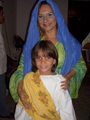 Mônica Vilarim e o filho, Yuri, que participam da Paixão de Cristo de Moreno, PE (Foto: Mônica Vilarim / Acervo Pessoal)