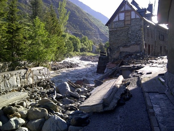 Daños causados por el río Garona a su paso por Arties, a primera hora del miércoles.