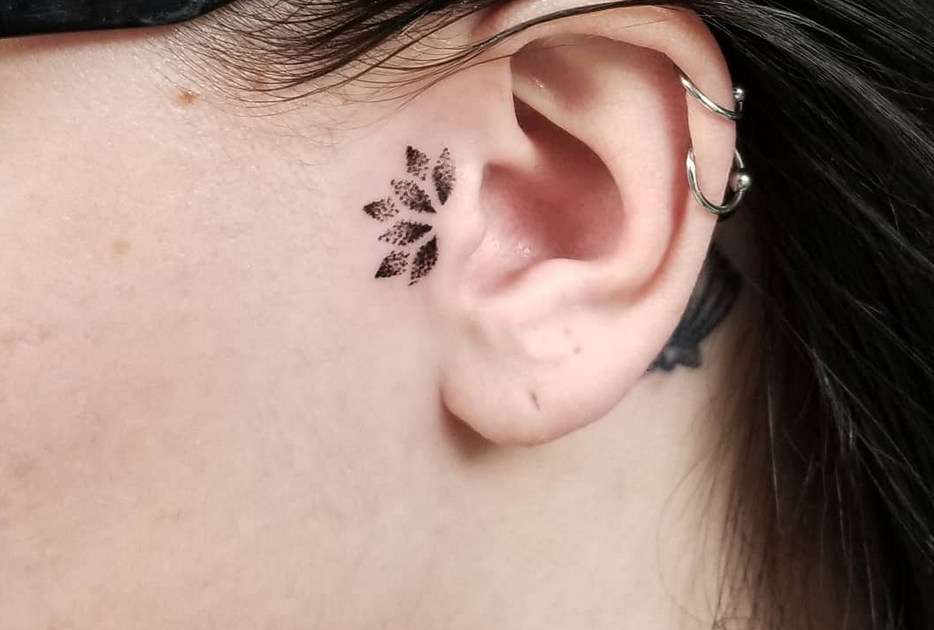 Tatuajes debajo de la oreja