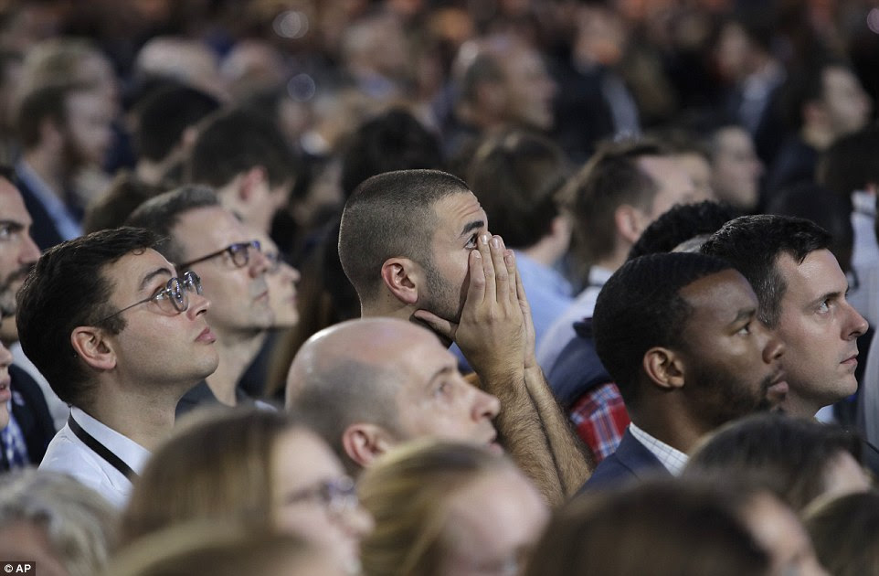 Os defensores assistir retornos eleitorais durante a reunião da noite da eleição do candidato presidencial democrata Hillary Clinton no átrio de vidro Jacob Javits Center fechado