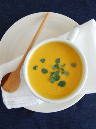 Roasted pumpkin and marjoram soup / Sopa de abóbora assada com manjerona