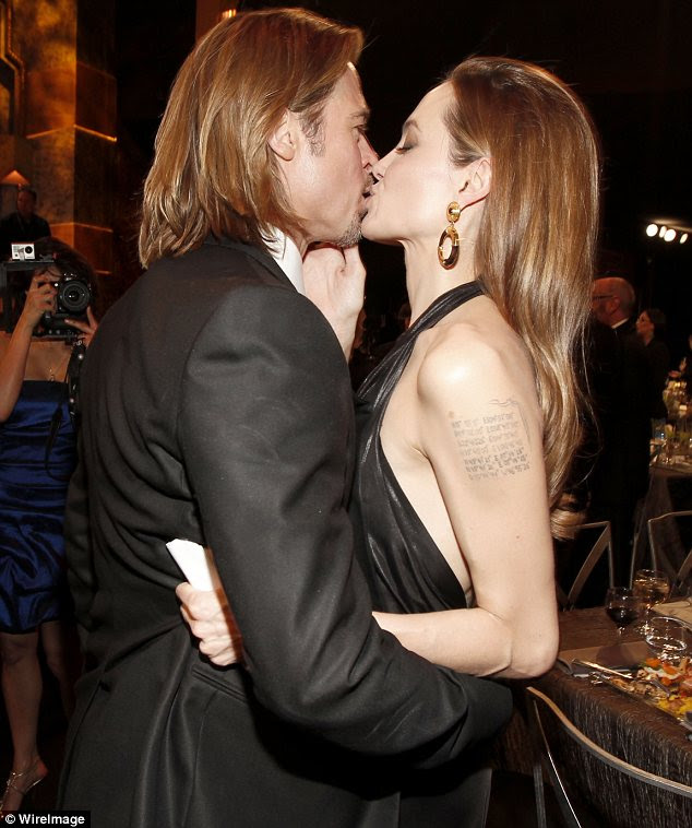 Beijo apaixonado: Angelina Jolie e Brad Pitt desfrutaram de uma noite amorosa em Actors Guild Awards da Tela