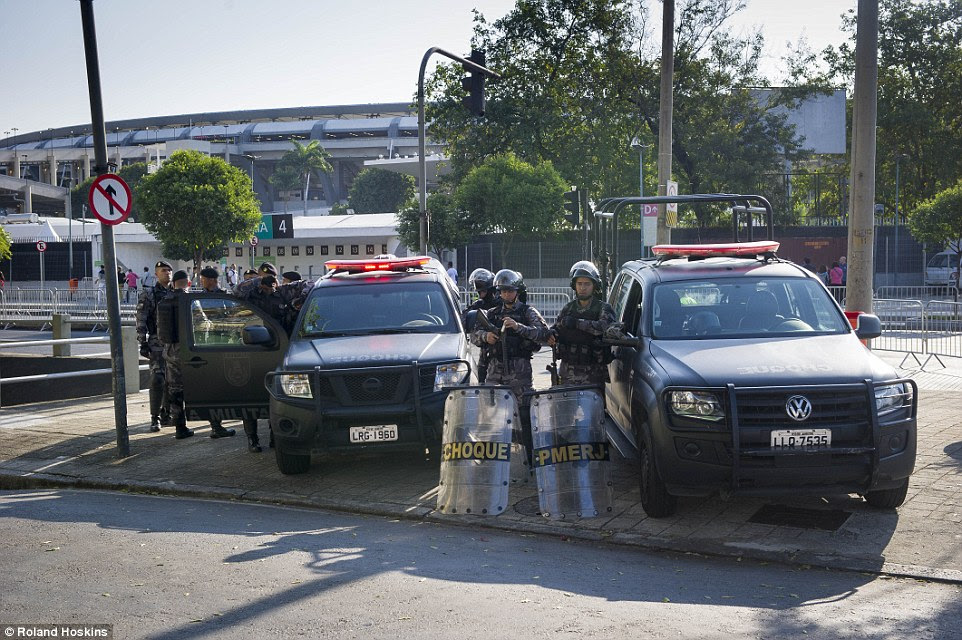 Trancado e carregado: Os membros da Polícia Militar do Estado do Rio de Janeiro que se especializam em ordem pública estão em guarda fora do Maracanã