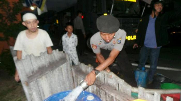 Anggota Polisi Bagi Air Bersih, Acil Aluh Sempat Gemetar Lihat Water Cannon