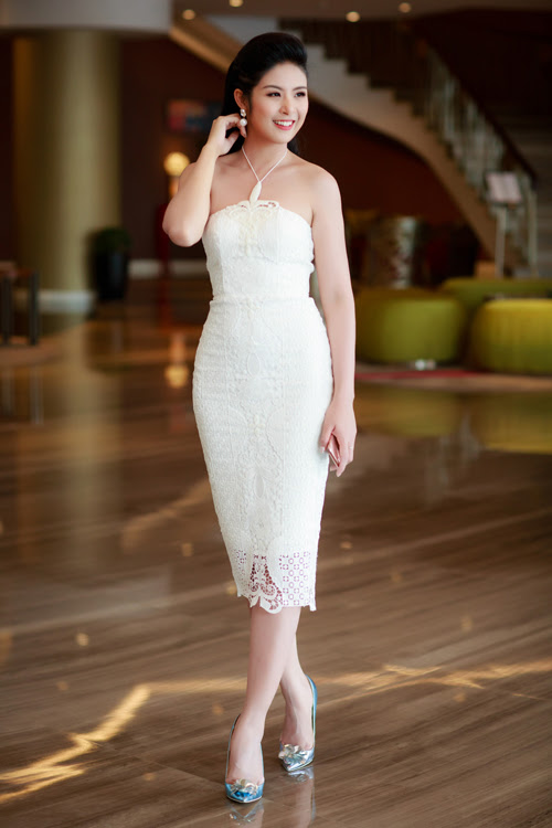 ngoc-han-tu-anh-duoc-hai-trai-dep-vay-quanh