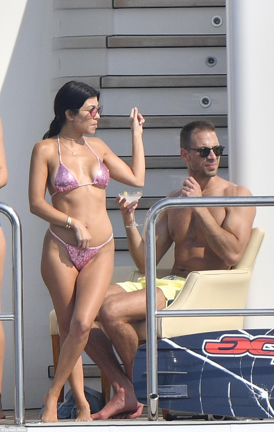 Woah mama! Kourtney parecia incrível em seu bikini mal-lá - que tirou o máximo de sua forma inteira (foto com Simon Huck)
