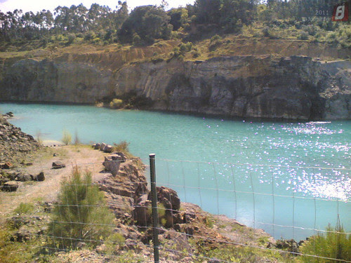 A água do lago na pedreira de Maiorca