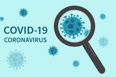 Imagem de fundo azul com desenhos representando o coronavirus. Uma lupa aumenta um desenho no lado direito. Do lado direito o texto "Covid-19 Coronavirus"