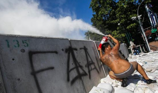 Manifestante contro il Palazzo del Governo fialed Thailandia: scontro frontale contro la democrazia