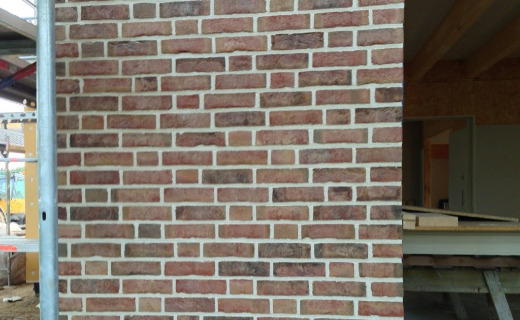 Roter Klinker Graue Fenster lueduprep