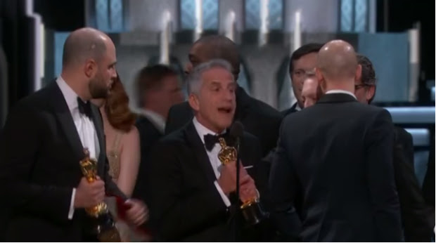 Durante os discursos de agradecimentos, os produtores de "La La Land" percebem uma movimentação no fundo do palco