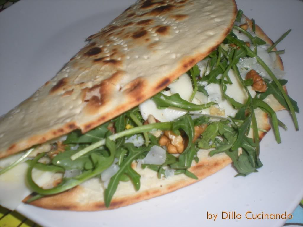Piadina formaggio, rughetta e noci Piadina formaggio, rucola e noci