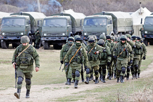 Военнослужащие вблизи украинской военной базы в Симферопольском районе Крыма.