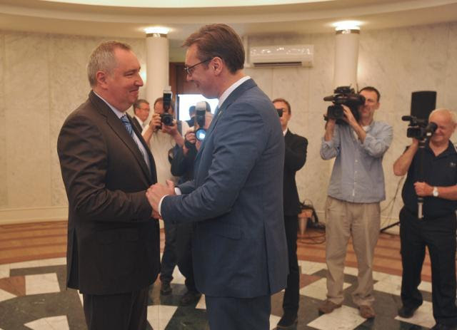 Rogozin (L) is seen with Vucic on Friday morning (Tanjug)