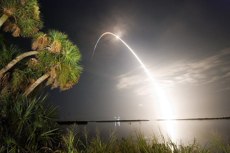 Archivo:STS-128 Launch trail.jpg