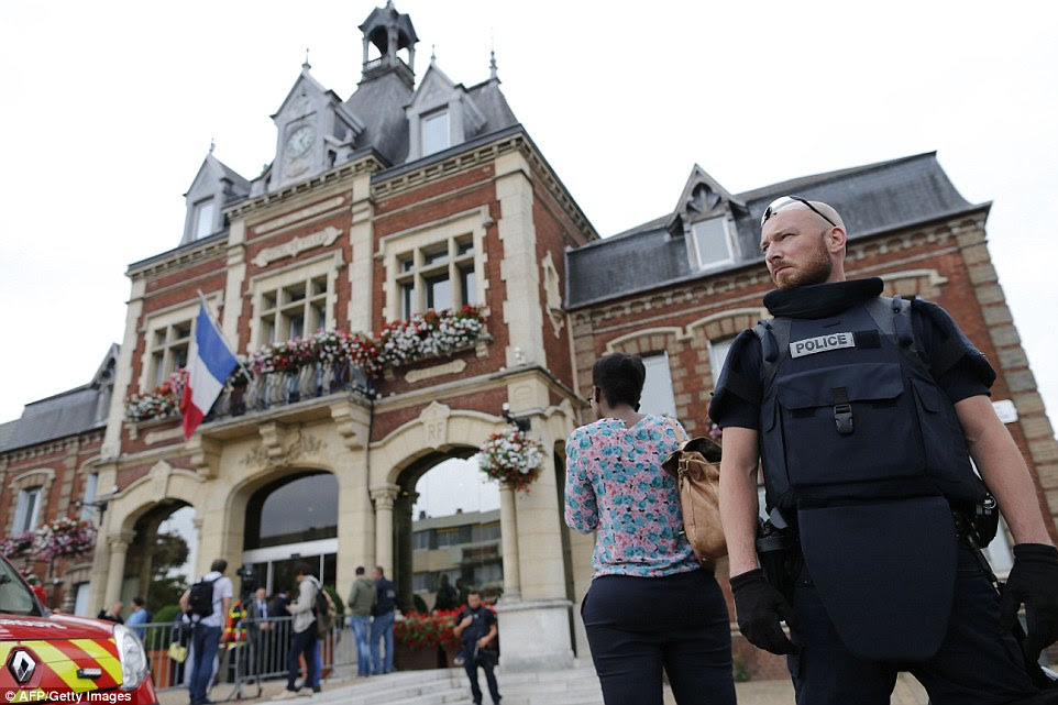 Ele surgiu Saint-Etienne-du-Rouvray era um de um número de igrejas católicas sobre um terrorista 'lista negra' encontrado em um suspeito terrorista ISIS. Polícia ficamos de guarda na cidade