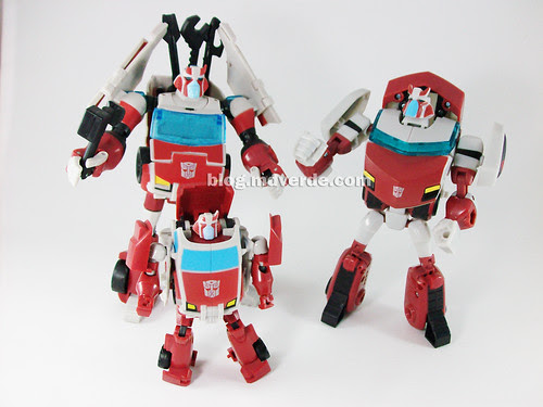 Transformers Ratchet Animated Deluxe (Cybertronian) vs Ratchet (Earth) - modo robot