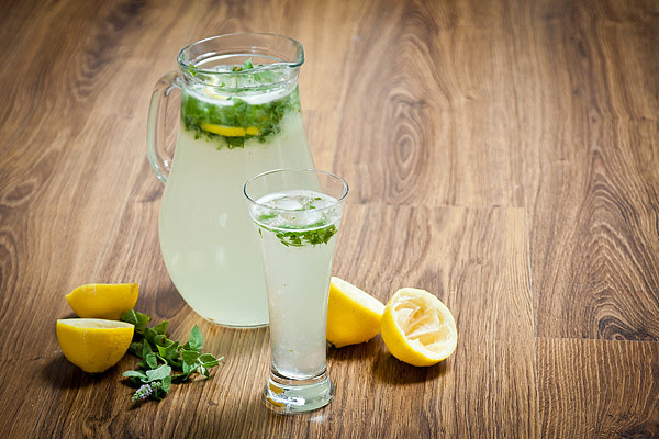 Domácí citronovo-mátová limonáda