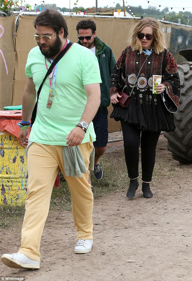 Time out: O cantor, visto com seu parceiro Simon Konecki no festival de Glastonbury do ano passado, admitiu que sua eventual remédio era falar com outras mães e regularmente tomar tempo para si mesma