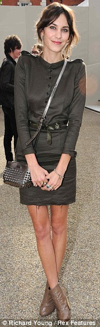 http://i.dailymail.co.uk/i/pix/2011/09/15/article-2037718-0BAEA38E000005DC-233_196x640.jpg
