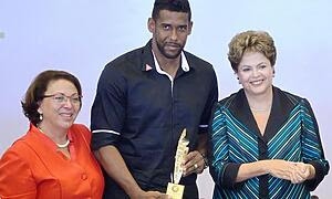 Aranha recebe prêmio de direitos humanos por enfrentar o racismo Aranha recebe prêmio de direitos humanos por enfrentar o racismo
